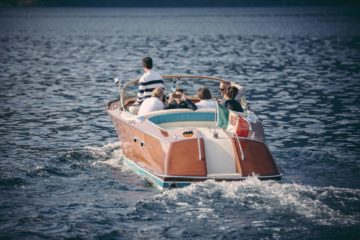 ragazzi in barca sul lago d'iseo