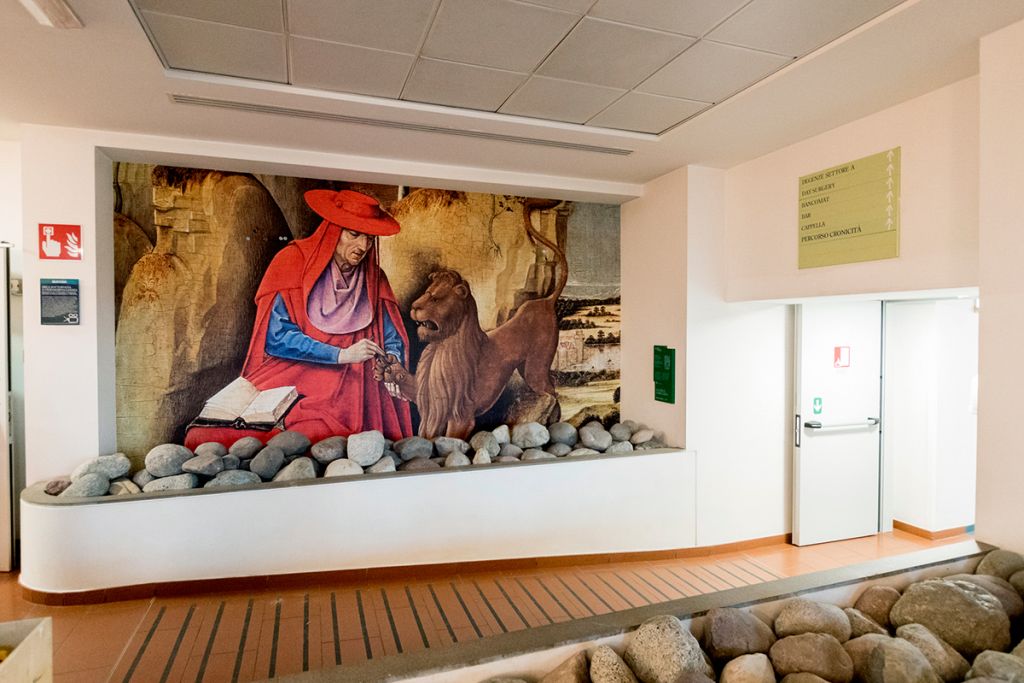 San Girolamo che leva la spina al leone, immagine esposta alla clinica Humanitas Gavazzeni